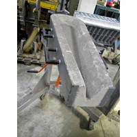 Mobile pouring channel, adjustable in height